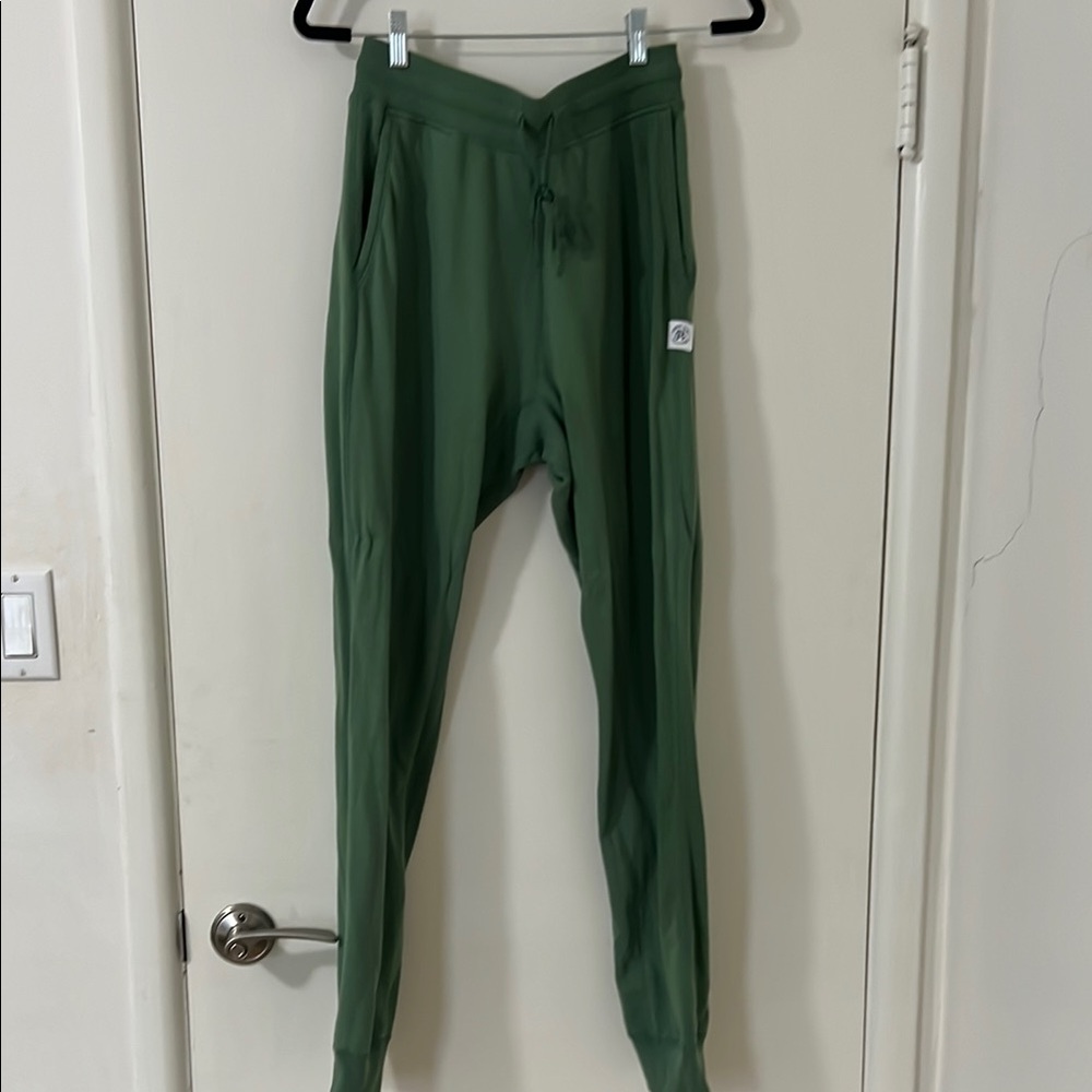 Reigning Champ MEN’s size small Green Jogger Pants lightweight back pocket.